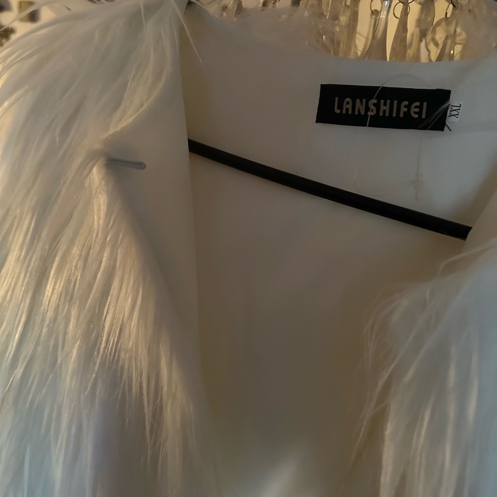 Women’s White Imitation Fur Coat. Size XXL. SEE ALL PHOTOS! - Picture 5 of 8